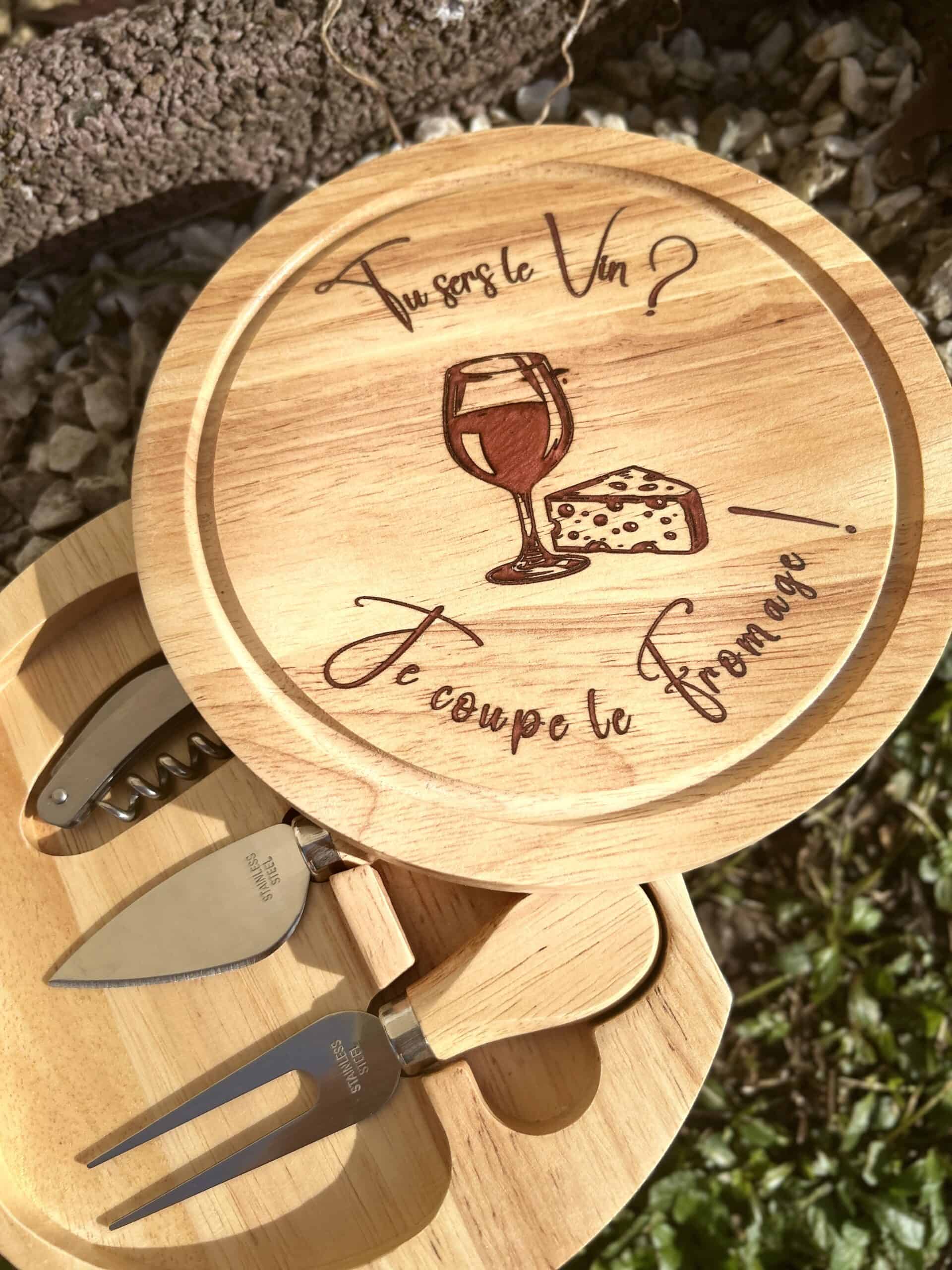 P## Élégante planche à fromage vintage en bois et verre avec couteaux à fromage - France